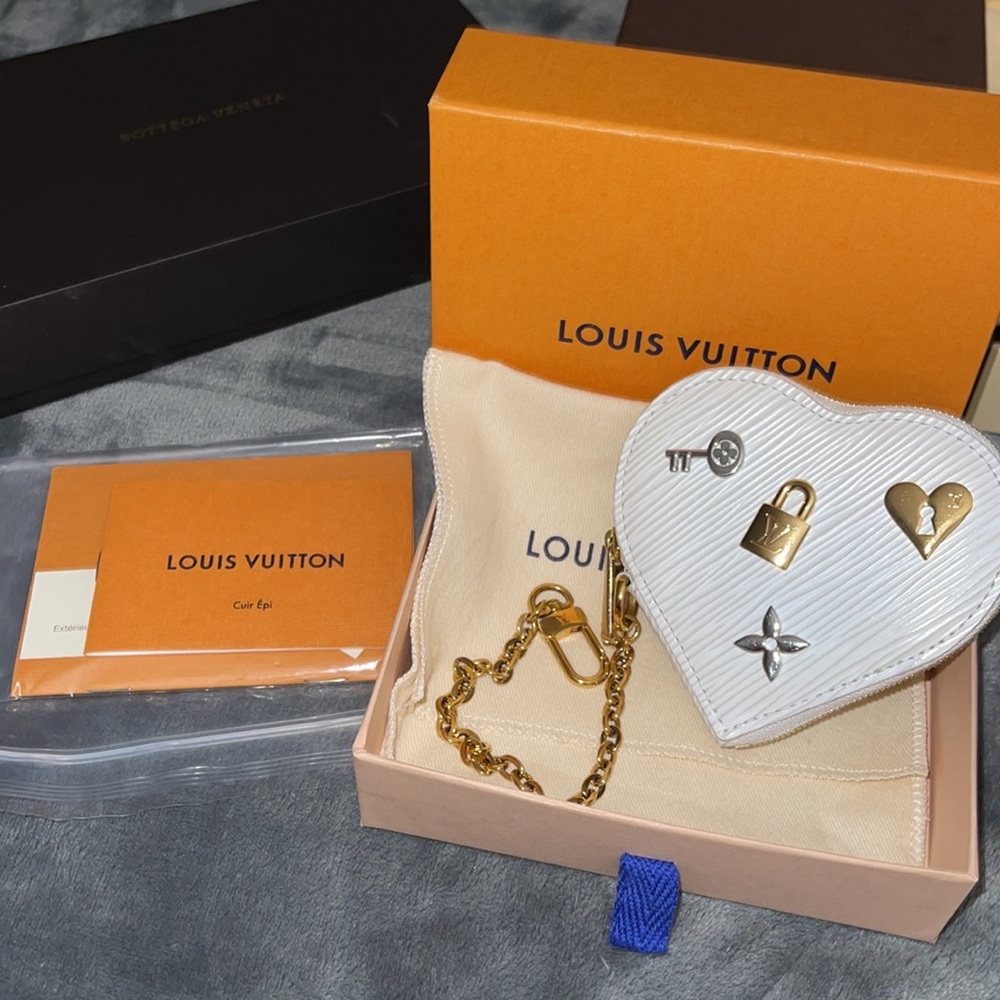 Louis Vuitton Heart Coin Purse with White Epi Leather brand new - Picture 2 of 14